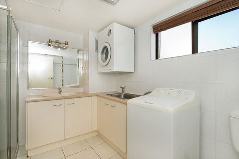 Waterviews,Pool, Wifi Its All Here !- Welsby Pde, Bongaree - Sydneys Hotel 9