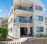 Quiet location across from waterfront - South Esp Bongaree - Sydneys Hotel