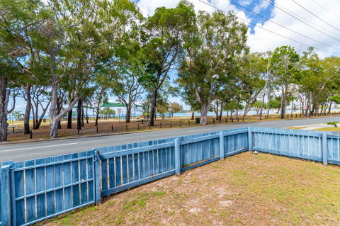 Charm And Comfort In This Ground Floor Unit With Water Views! Welsby Pde, Bongaree - Sydneys Hotel 12