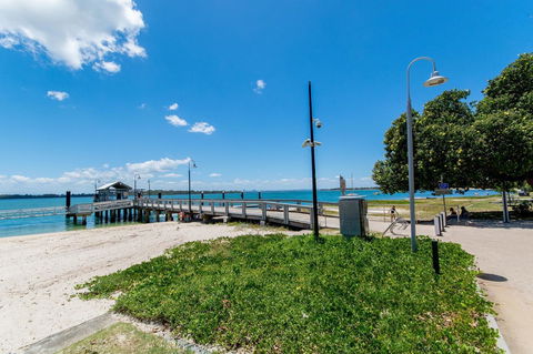 Private Canal Duplex With Pontoon - Oleander Drive, Bongaree - Sydneys Hotel 14