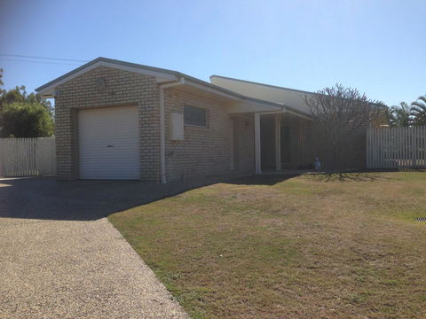 Private Canal Duplex With Pontoon - Oleander Drive, Bongaree - Sydneys Hotel 7