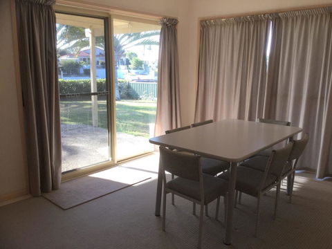 Private Canal Duplex With Pontoon - Oleander Drive, Bongaree - Sydneys Hotel 9