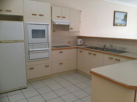 Private Canal Duplex With Pontoon - Oleander Drive, Bongaree - Sydneys Hotel 6