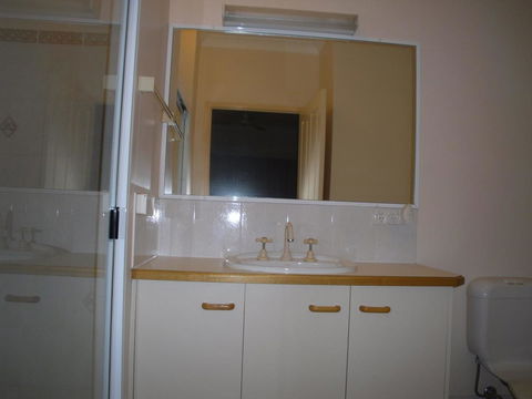 Ground Floor, Family Unit On The Canal With Free WIFI! - Sydneys Hotel 3