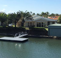 Ground floor family unit on the canal with free WIFI - Sydneys Hotel