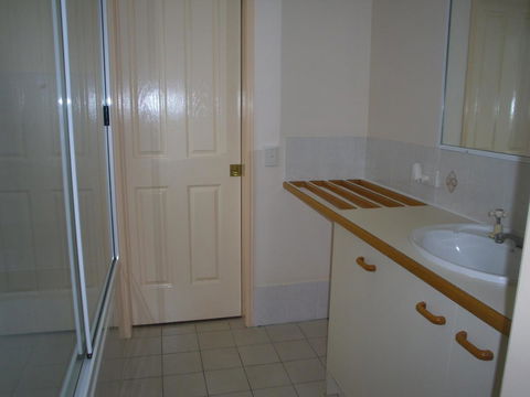 Ground Floor, Family Unit On The Canal With Free WIFI! - Sydneys Hotel 5
