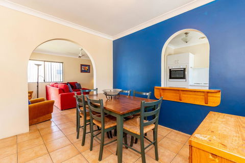 Fantastic Views From This Top Floor Unit! - Sydneys Hotel 2