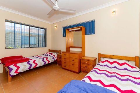 Fantastic Views From This Top Floor Unit! - Sydneys Hotel 5
