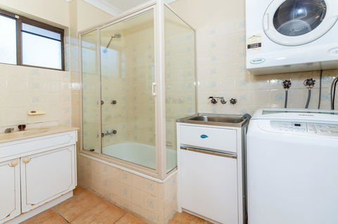 Fantastic Views From This Top Floor Unit! - Sydneys Hotel 3