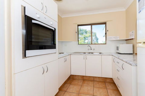 Fantastic Views From This Top Floor Unit! - Sydneys Hotel 13