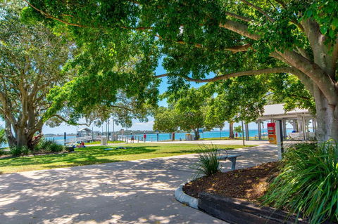 First Floor Unit Close To Shops, Park And Waterfront! - Sydneys Hotel 13