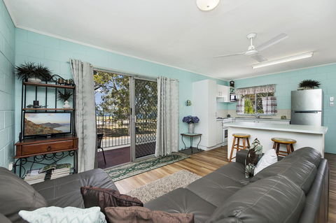 First Floor Unit Close To Shops, Park And Waterfront! - Sydneys Hotel 10