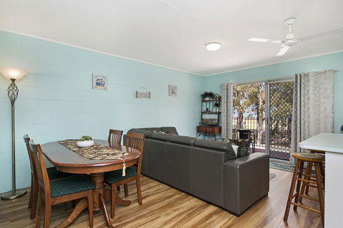 First Floor Unit Close To Shops, Park And Waterfront! - Sydneys Hotel 5