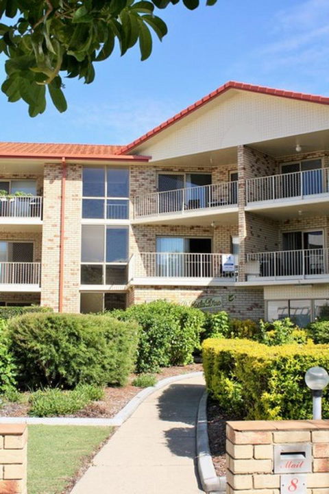 Spacious Unit With Views Of Pumicestone - Wattle Ave, Bongaree - Sydneys Hotel 0