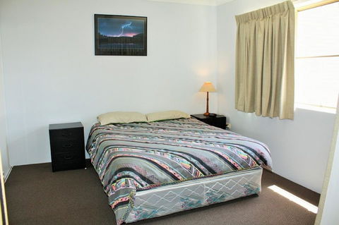 Spacious Unit With Views Of Pumicestone - Wattle Ave, Bongaree - Sydneys Hotel 13