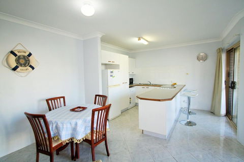Spacious Unit With Views Of Pumicestone - Wattle Ave, Bongaree - Sydneys Hotel 3