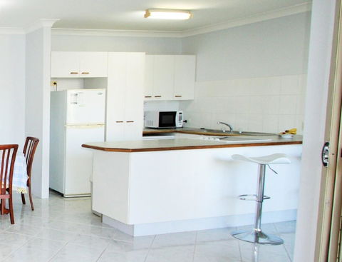 Spacious Unit With Views Of Pumicestone - Wattle Ave, Bongaree - Sydneys Hotel 12