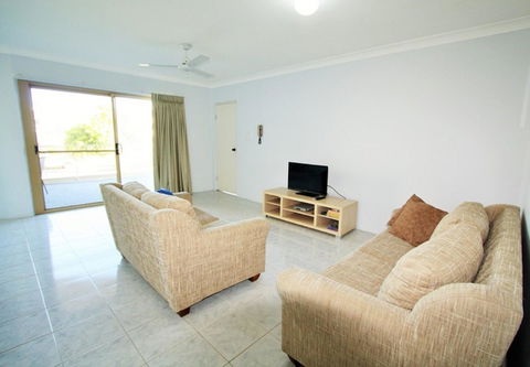 Spacious Unit With Views Of Pumicestone - Wattle Ave, Bongaree - Sydneys Hotel 6
