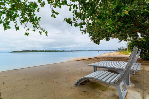 Spacious Unit With Views Of Pumicestone - Wattle Ave, Bongaree - Sydneys Hotel 4