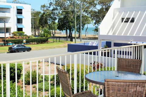 Spacious Unit With Views Of Pumicestone - Wattle Ave, Bongaree - Sydneys Hotel 9