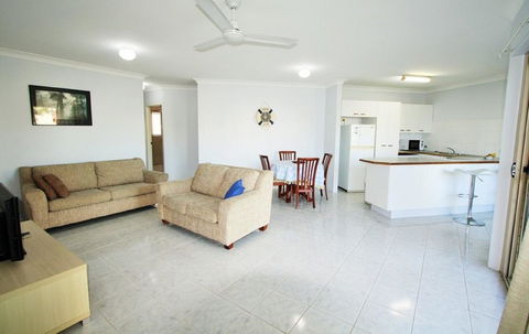Spacious Unit With Views Of Pumicestone - Wattle Ave, Bongaree - Sydneys Hotel 14