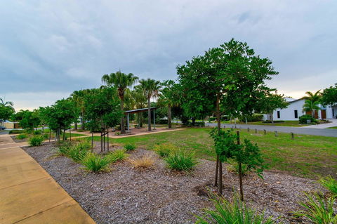 Spacious Unit With Views Of Pumicestone - Wattle Ave, Bongaree - Sydneys Hotel 15