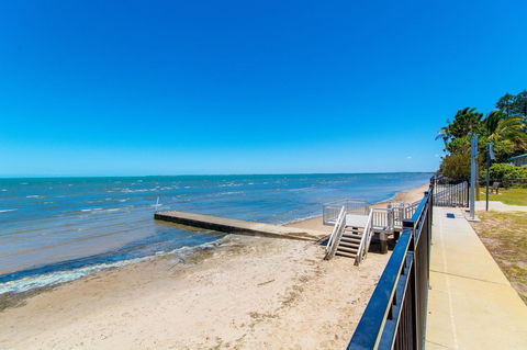 Spacious Unit With Views Of Pumicestone - Wattle Ave, Bongaree - Sydneys Hotel 10