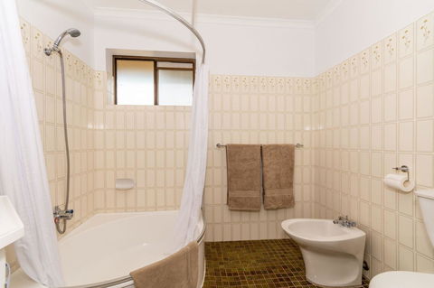 Spacious Family Unit With Incredible Views. - Sydneys Hotel 14