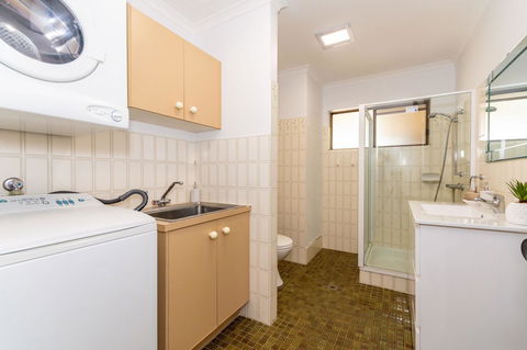 Spacious Family Unit With Incredible Views. - Sydneys Hotel 13