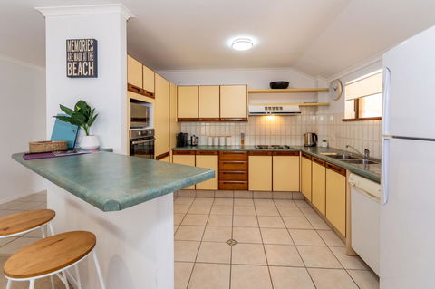 Spacious Family Unit With Incredible Views. - Sydneys Hotel 11