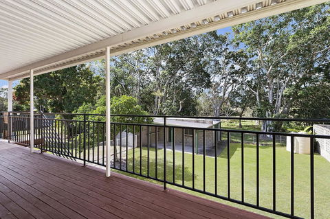 Waterfront Retreat With Room For A Boat - Welsby Pde, Bongaree - Sydneys Hotel 2