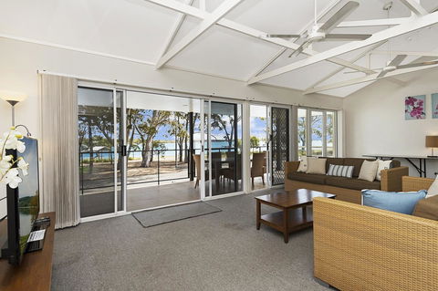 Waterfront Retreat With Room For A Boat - Welsby Pde, Bongaree - Sydneys Hotel 6