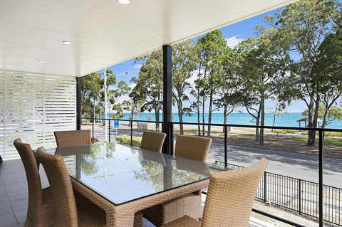 Waterfront Retreat With Room For A Boat - Welsby Pde, Bongaree - Sydneys Hotel 13