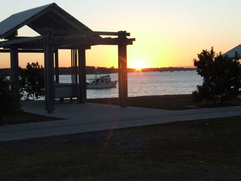 Waterfront Retreat With Room For A Boat - Welsby Pde, Bongaree - Sydneys Hotel 12