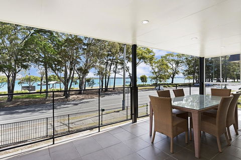 Waterfront Retreat With Room For A Boat - Welsby Pde, Bongaree - Sydneys Hotel 5