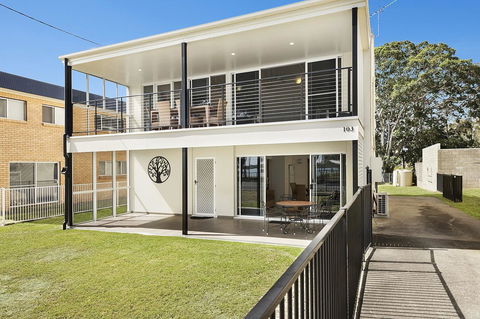 Waterfront Retreat With Room For A Boat - Welsby Pde, Bongaree - Sydneys Hotel 0