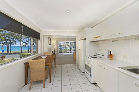 Waterfront Retreat With Room For A Boat - Welsby Pde, Bongaree - Sydneys Hotel 15