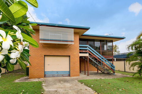 Short Stroll To Surf Beach - North Street, Woorim - Sydneys Hotel 0