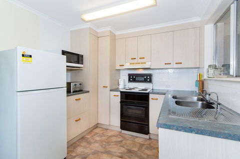 Short Stroll To Surf Beach - North Street, Woorim - Sydneys Hotel 3