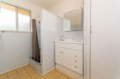 Short Stroll To Surf Beach - North Street, Woorim - Sydneys Hotel 5