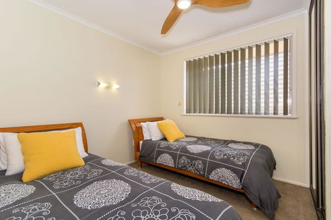 Short Stroll To Surf Beach - North Street, Woorim - Sydneys Hotel 13