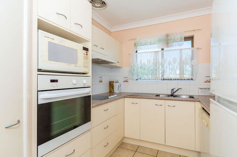 Water Views - Top Floor -Clearview Apartments South Esp, Bongaree - Sydneys Hotel 6