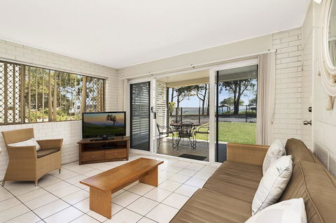 Ground Floor Air Conditioned, Fabulous Waterviews Overlooking Pumicestone Passage - Sydneys Hotel 8