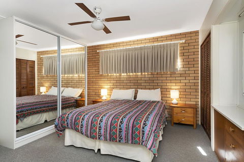 Ground Floor Air Conditioned, Fabulous Waterviews Overlooking Pumicestone Passage - Sydneys Hotel 12