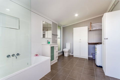 Fabulous Family Destination In Paradise Parade, Bongaree - Sydneys Hotel 16