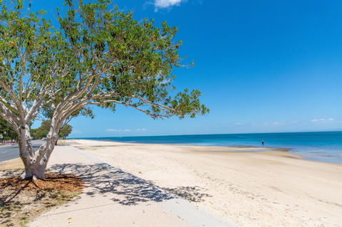 Spectacular Unit Overlooking Pumicestone Passage - Welsby Pde, Bongaree - Sydneys Hotel 3
