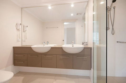 Spectacular Unit Overlooking Pumicestone Passage - Welsby Pde, Bongaree - Sydneys Hotel 6