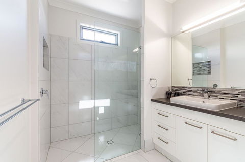 Stunning Canal Home Oh So Close To The Waterfront - Sydneys Hotel 7