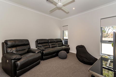 Stunning Canal Home Oh So Close To The Waterfront - Sydneys Hotel 10