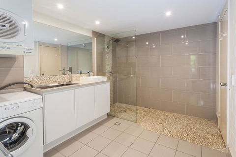 The Islander - Sydneys Hotel 9